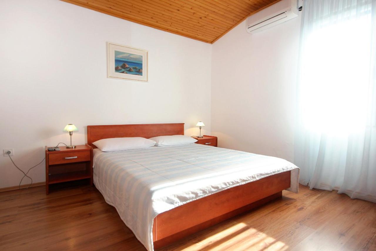 Apartments And Rooms By The Sea Mandre, Pag - 3557 Kolan Exteriör bild
