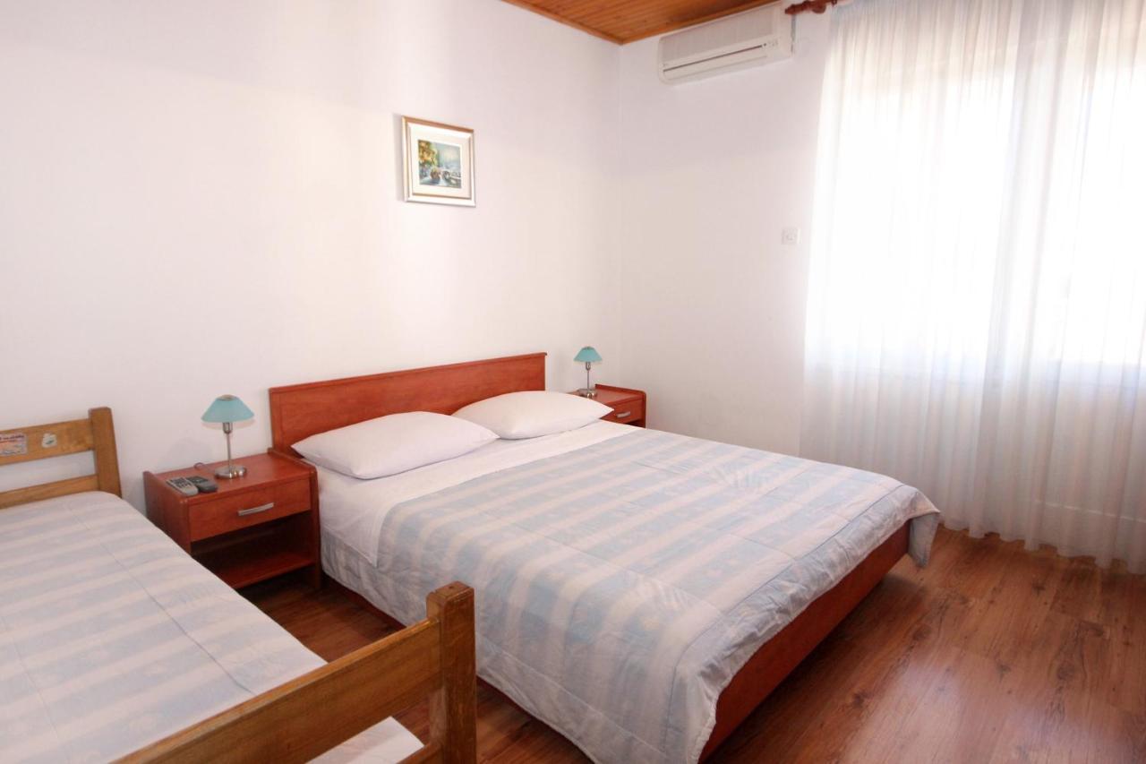 Apartments And Rooms By The Sea Mandre, Pag - 3557 Kolan Exteriör bild