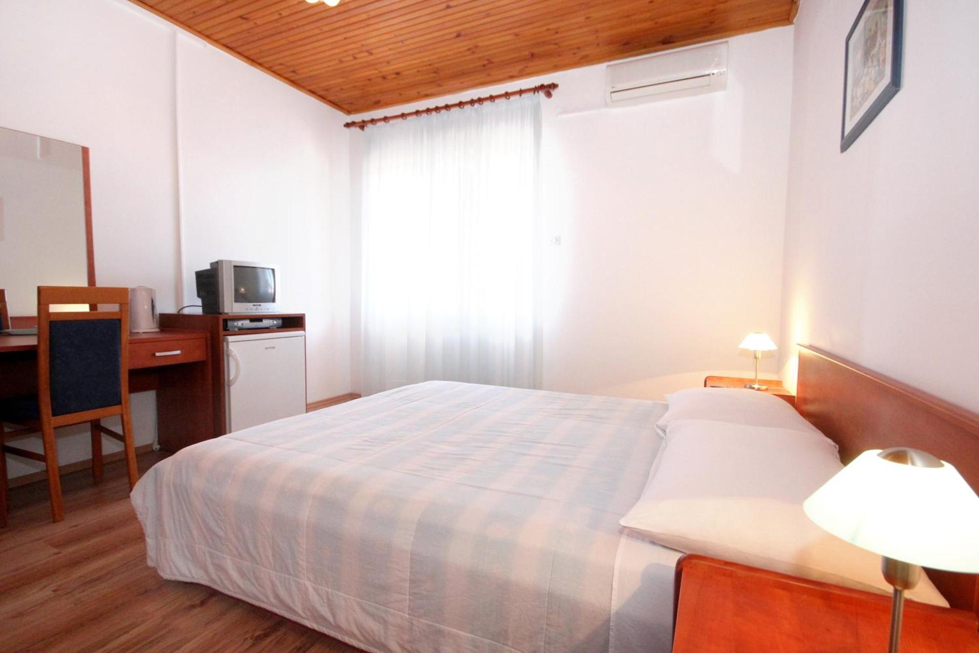 Apartments And Rooms By The Sea Mandre, Pag - 3557 Kolan Rum bild